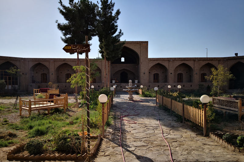 حیاط مرکزی کاروانسرای لاسجرد؛ منبع عکس: گوگل‌مپ؛ عکاس: صدرا قادری