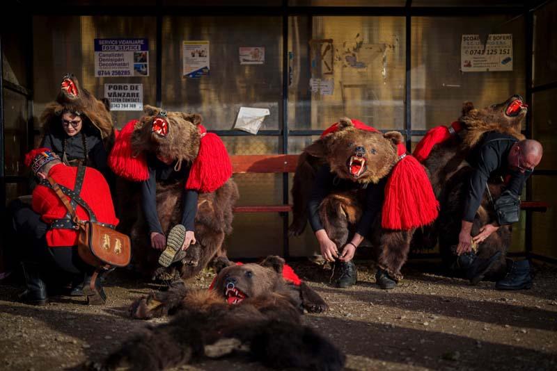 آمادگی اعضای گروه خرس برای اجرای مراسم رقص سنتی دفع ارواح شیطانی در رومانی