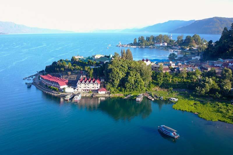 دورنمایی از دریاچه توبا (Lake Toba) در اندونزی