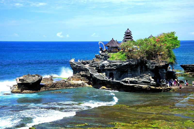 دورنمایی از معبد تاناه لوت (Pura Tanah Lot) در بالی اندونزی