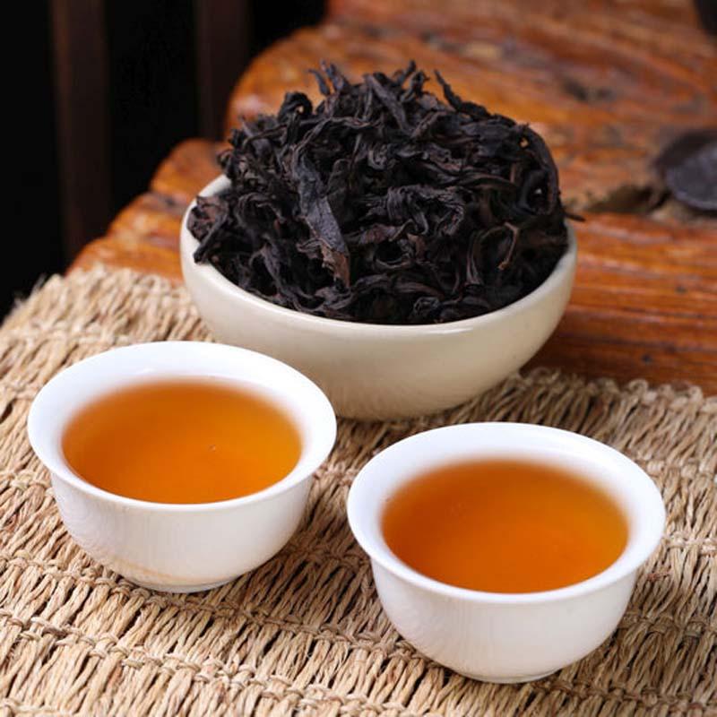 یک کاسه چای خشک و دو فنجان چای دا هونگ پائو