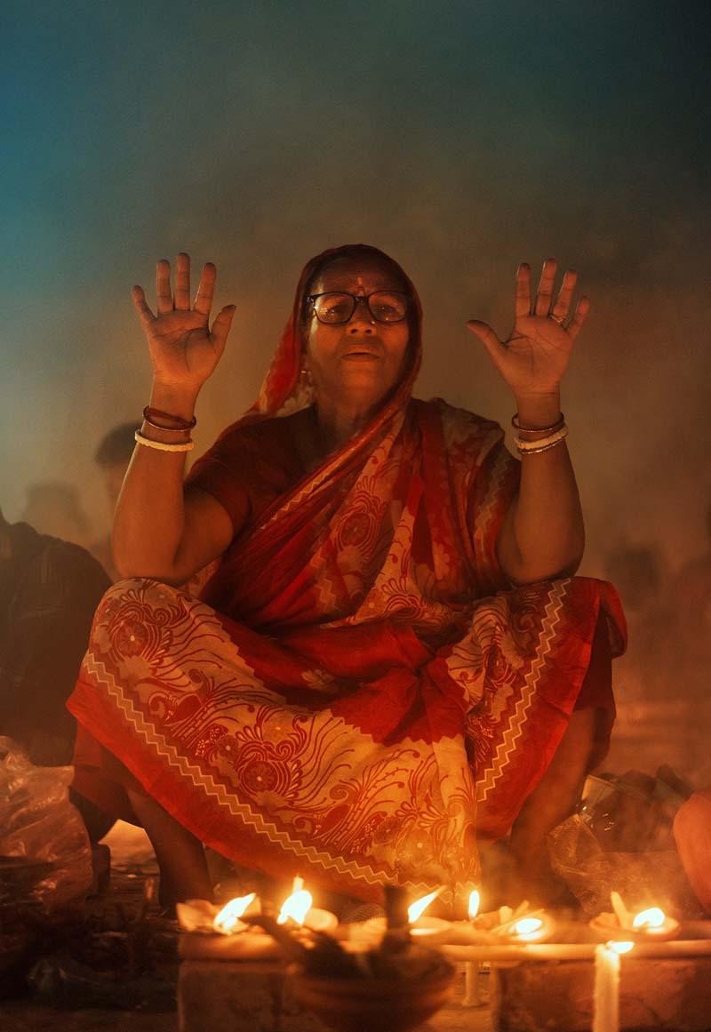 زن هندو در حال دعا و عبادت در آیین راخر اوپوپاش