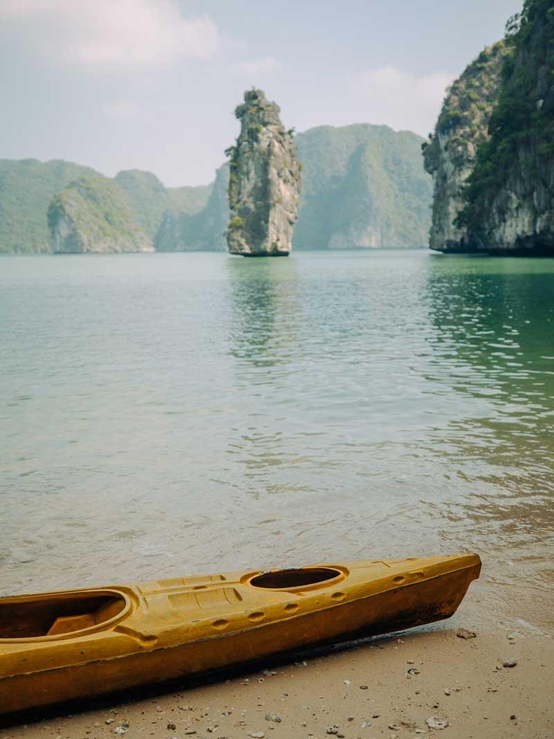 قایقی در آب‌های ساحلی ویتنام