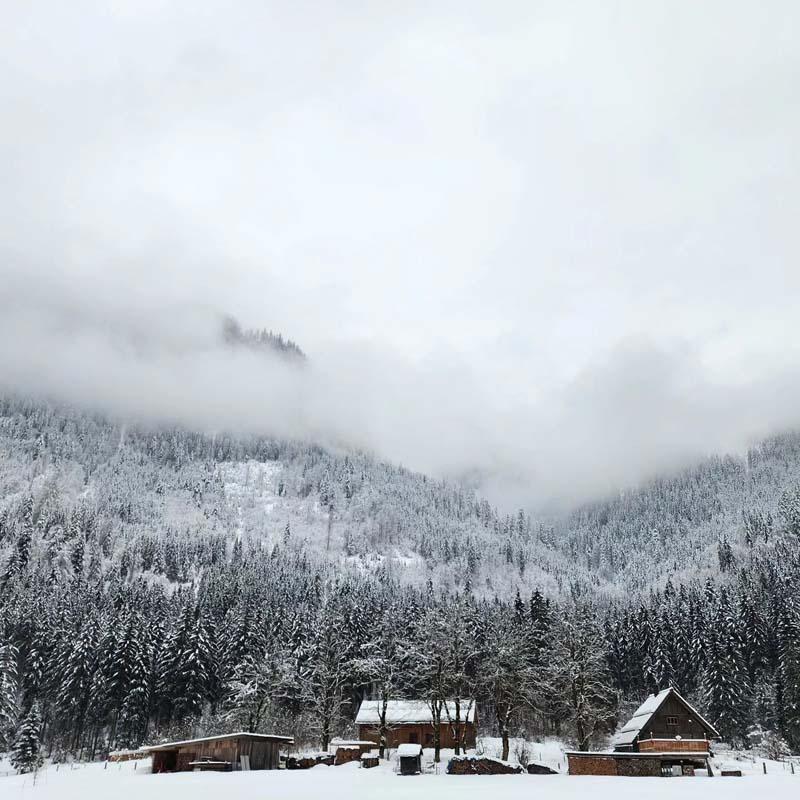 نمایی دور از زمستان هال اشتات اتریش