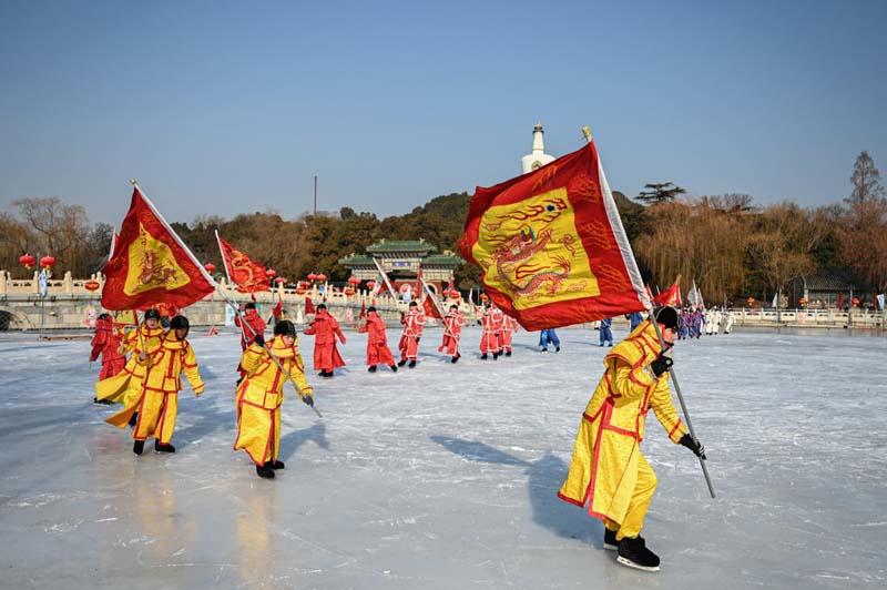 اجرای نمایشی «بازی یخی» (یکی از ورزش‌های سنتی خانواده سلطنتی در دوران سلسله چینگ) در شهر پکن چین 