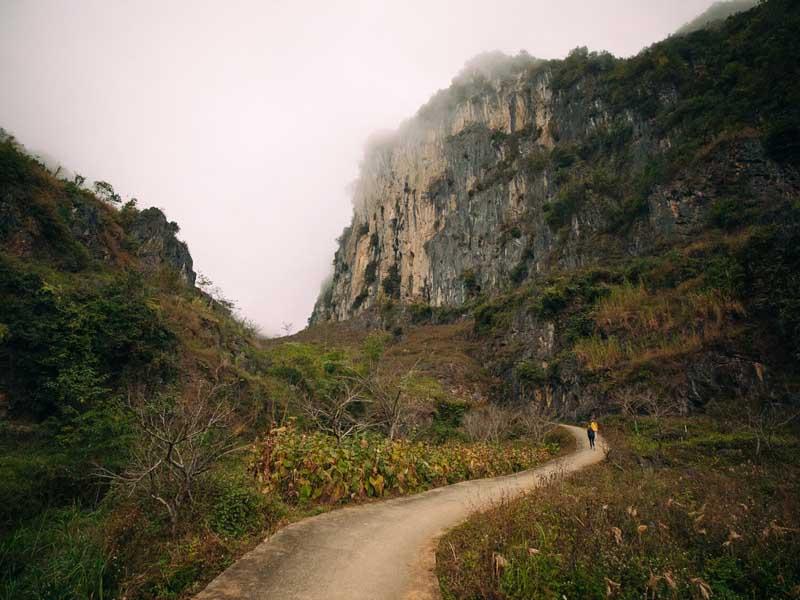 جاده‌ای کوهستانی و مه آلود در ارتفاعات کشور ویتنام