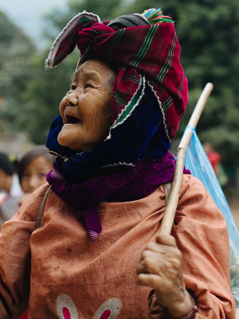 پیرزن ویتنامی با لباس سنتی 