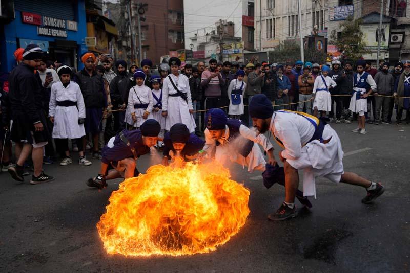 نمایش مهارت‌های رزمی جنگجویان سیک در یک راهپیمایی مذهبی  در هند