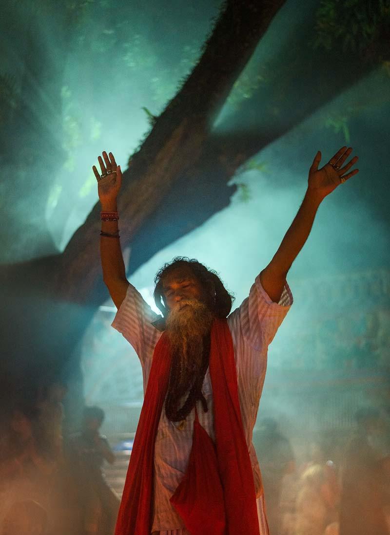مردی در حال دعا در جشن راخر اوپوپاش