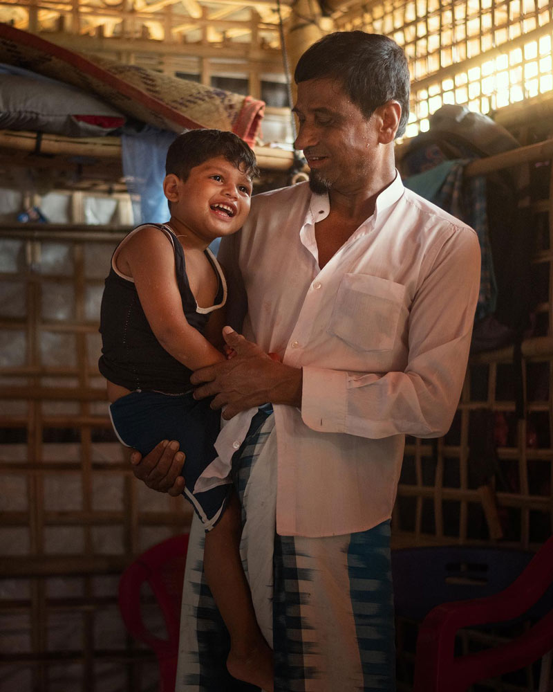 مرد با کودکی در بغل در اردوگاه کوتوپالونگ