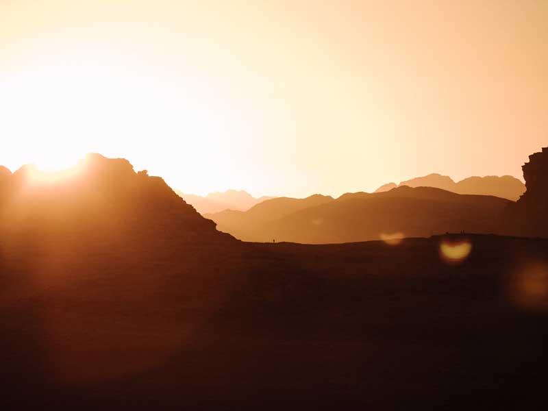 غروب آفتاب پشت کوه‌های بیابانی در اردن