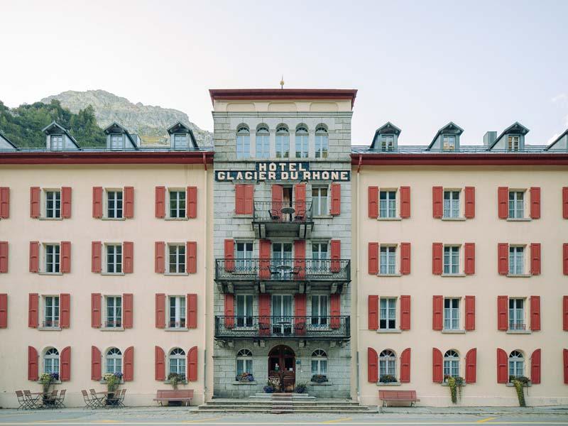 ساختمان هتل گلاسیر سوئیس با پنجره‌های قرمز رنگ