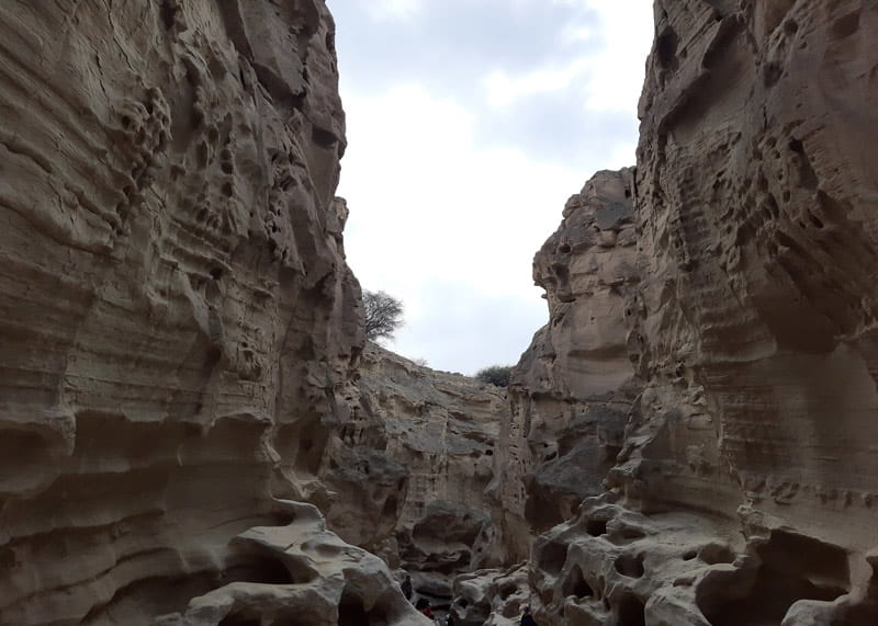 صخره های تودرتوی تنگه چاهکوه قشم از نمای نزدیک، منبع عکس: ویکی مدیا، عکاس: ایمان فخری