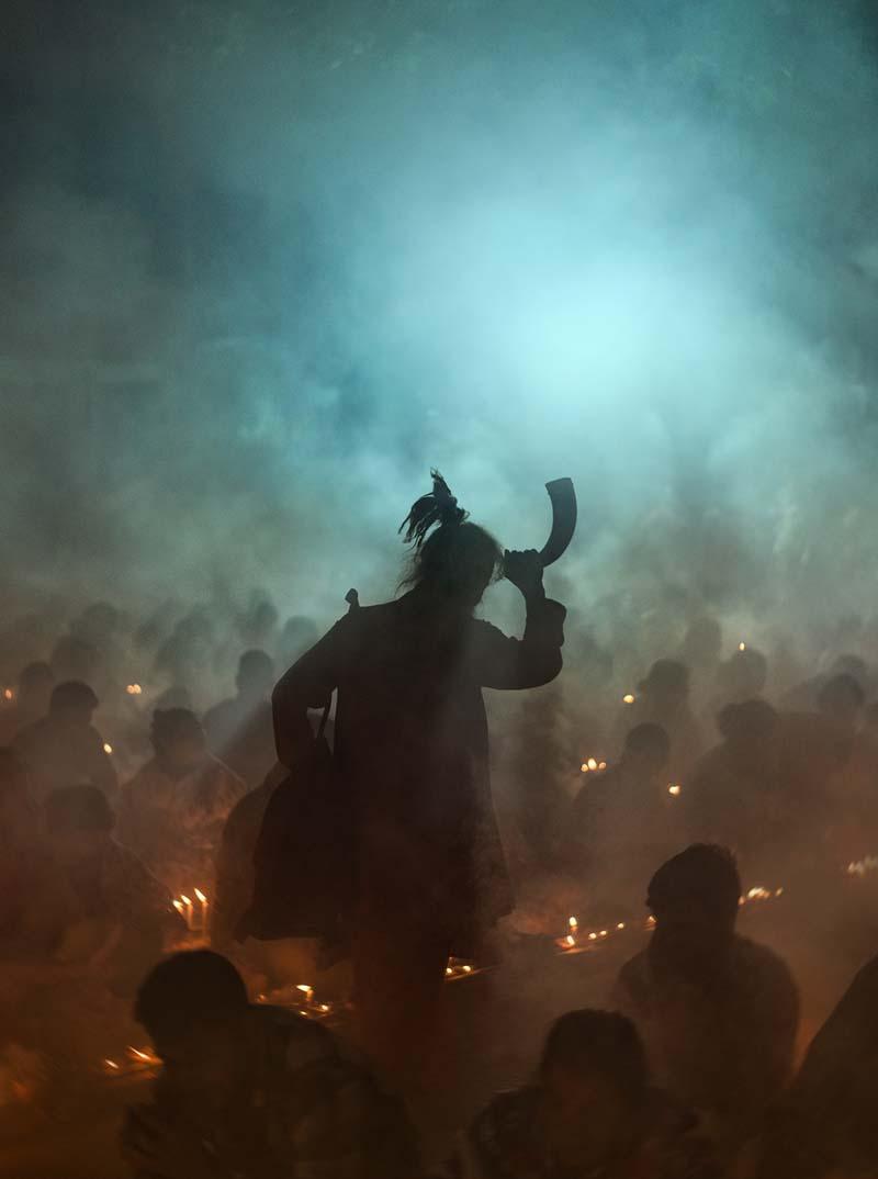 مردی در حال اجرای آیینی در جشن راخر اوپوپاش