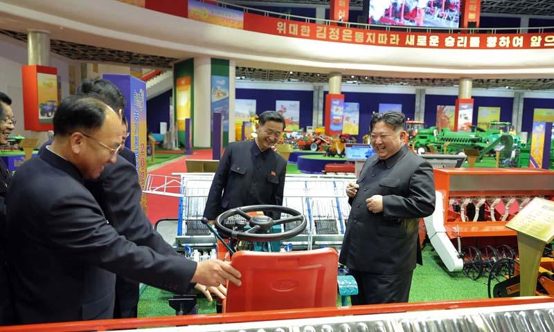 بازدید رهبر کره شمالی از نمایشگاه صنعت ماشین آلات کشاورزی