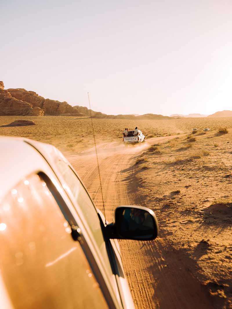 عبور خودروها از جاده‌های خاکی در اردن 