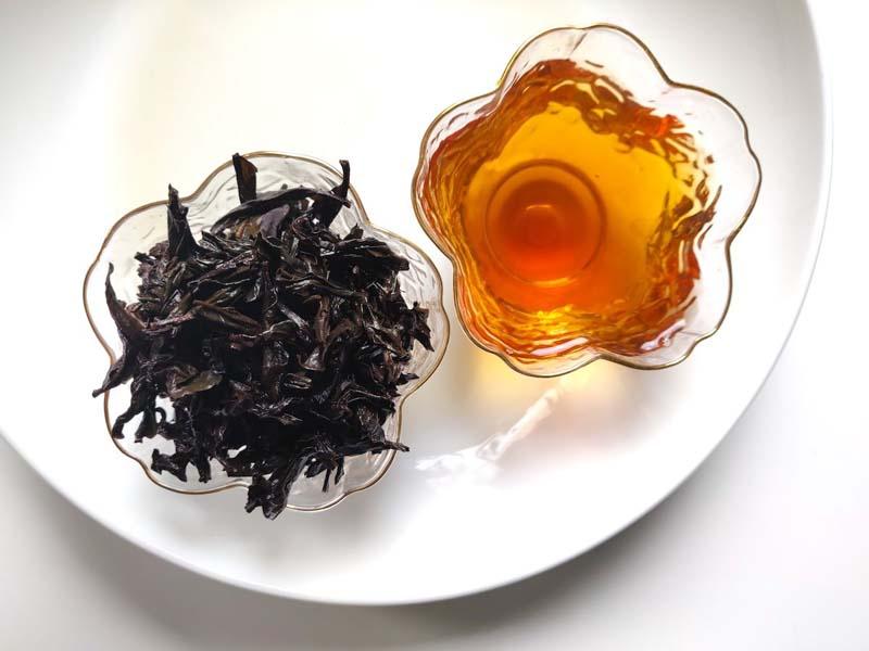 یک فنجان بلوری از چای دا هونگ پائو