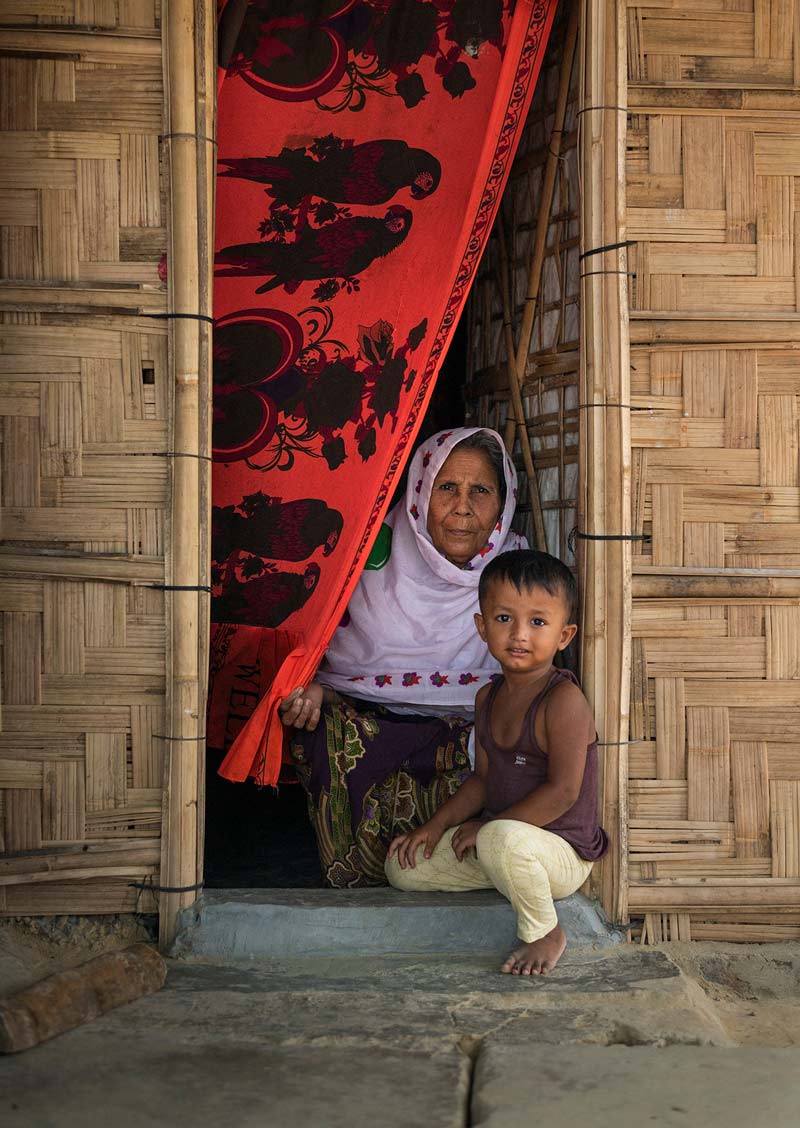 زن و کودک روهینگیایی پشت درب خانه‌ای در اردوگاه کوتوپالونگ