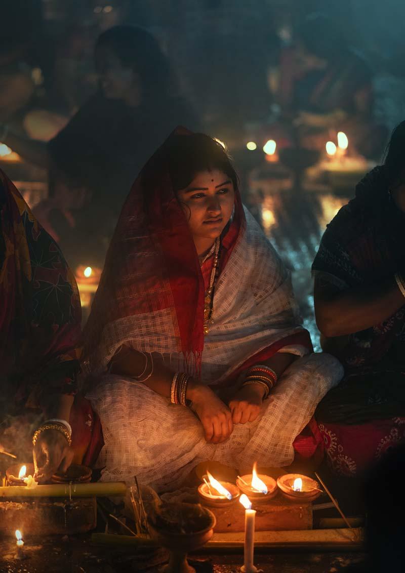 حضور یک زن هندو در جشن راخر اوپوپاش