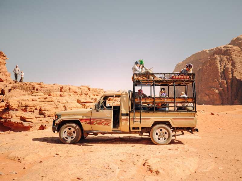 عبور خودروی گردشگران از صحرای اردن