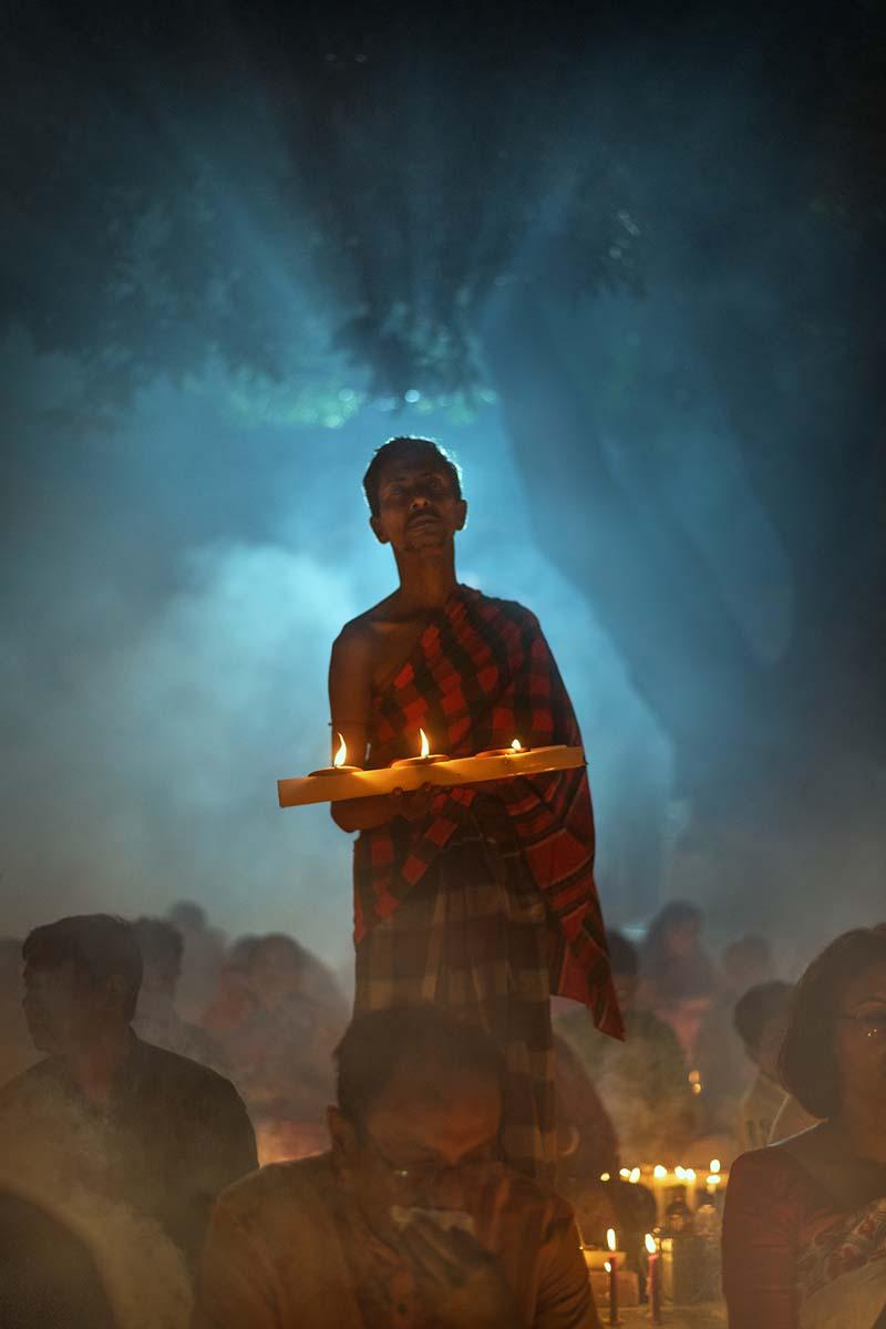 مرد شمع به دست در فستیوال راخر اوپوپاش