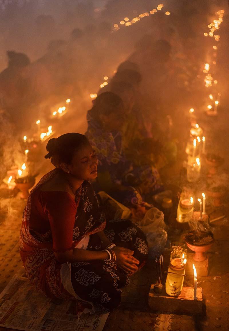 دعای گروهی از زنان در جشن راخر اوپوپاش