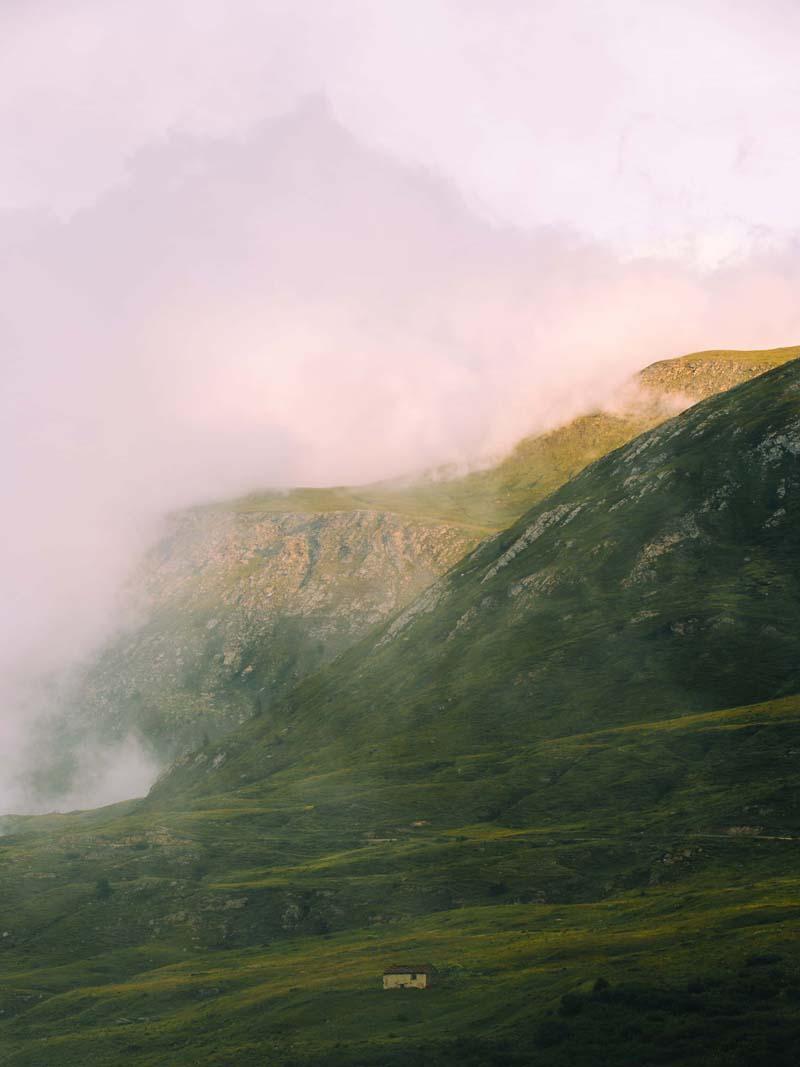 ابر و مه در کوهستان سر سبز و زیبا
