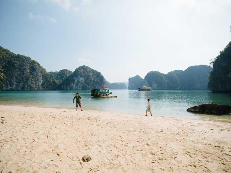دو گردشگر خارجی در ساحلی در ویتنام