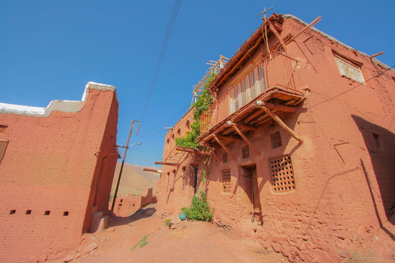 خانه روستایی سرخ رنگ در ابیانه از نمای پایین، منبع عکس: ویکی مدیا، عکاس: مصطفی معراجی 