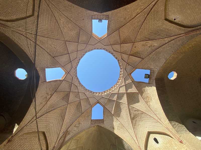 نورگیرها و معماری زیبای بازار خان یزد؛ منبع عکس: گوگل مپ؛ عکاس: Rezoo0013
