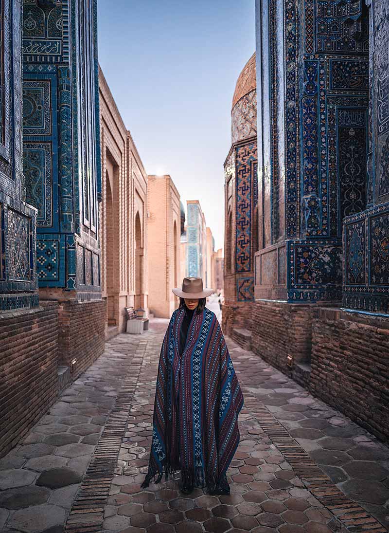 زنی غربی در میان ساختمان‌هایی با معماری پارسی