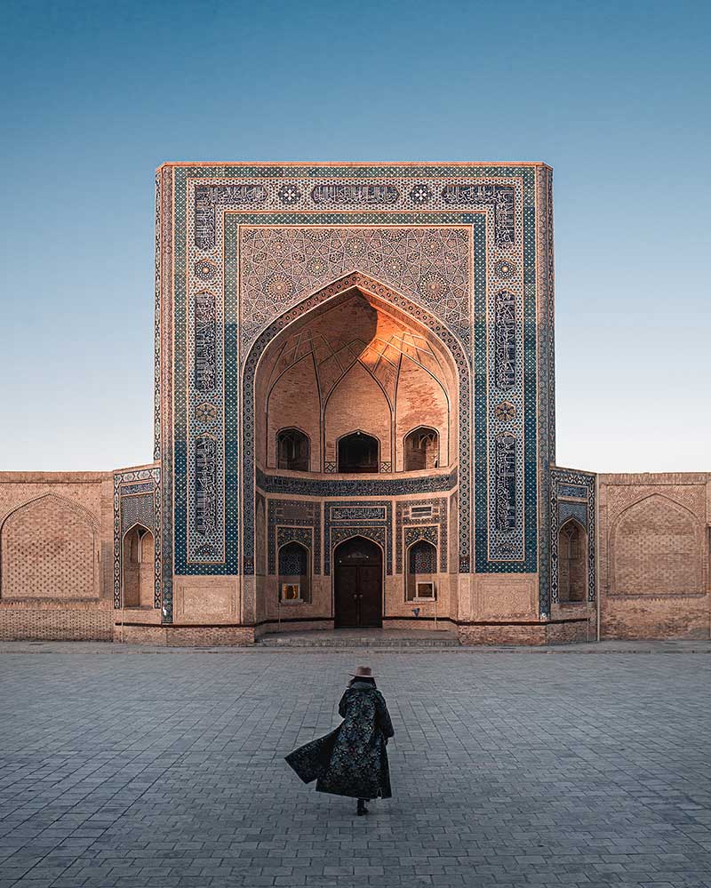 زنی در حیاط مسجدی به سبک ایرانی اسلامی