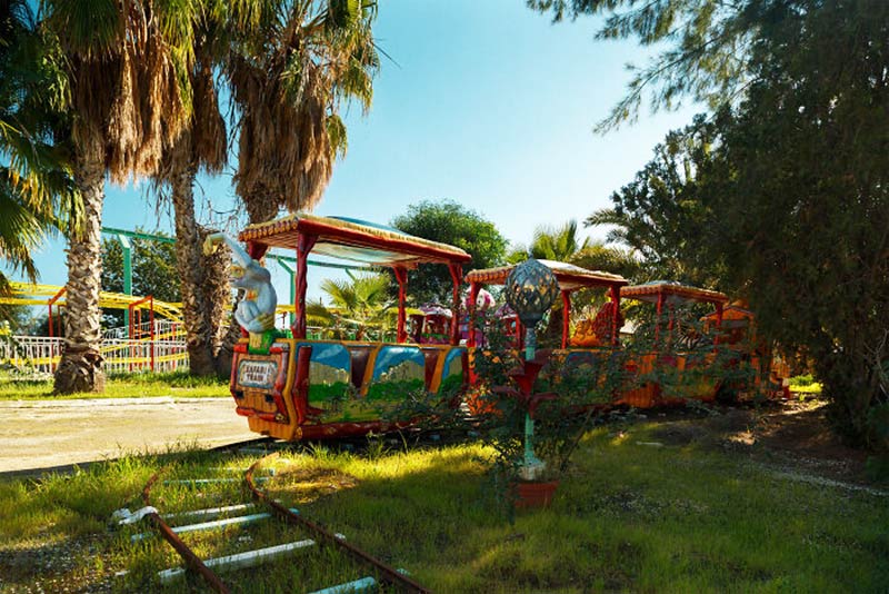 قطار بازی در پارک تفریحی متروکه در قبرس