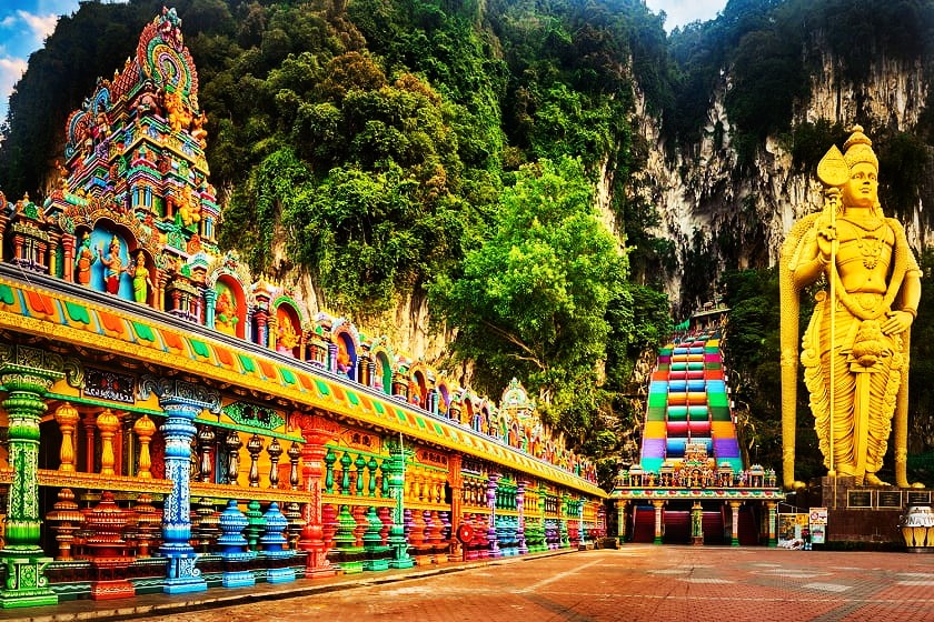 عکس‌های شگفت‌انگیز از معبدی رنگارنگ در دل یک غار