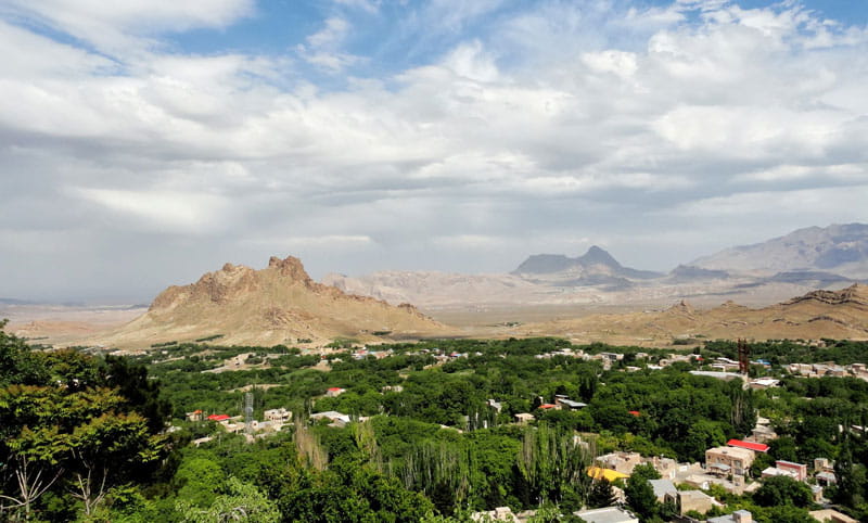 منظره کوهستان مشرف به باغ های نیاسر کاشان، منبع عکس: ویکی مدیا، عکاس: هادی کریمی