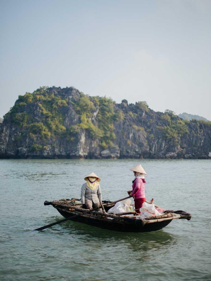 ماهیگیران ویتنامی د رحال پارو زدن روی آب