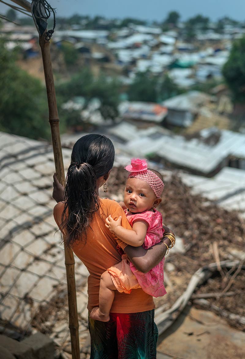 دختری با کودکی در آغوش در کمپ پناهندگان کوتوپالونگ