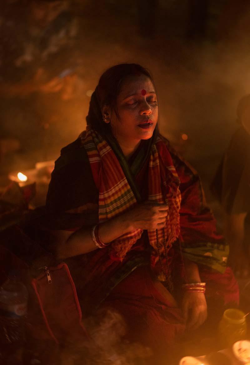 زنی در حال دعا و عبادت در آیین راخر اوپوپاش داکا