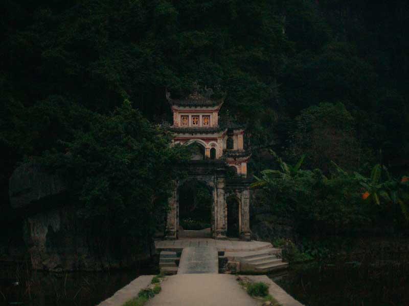 نمای معبدی در ویتنام از راه دور 