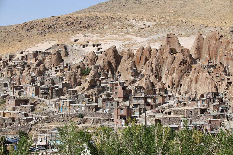 خانه‌های صخره‌ای در روستای کندوان؛ منبع عکس: iiccfp.com؛ عکاس: نامشخص