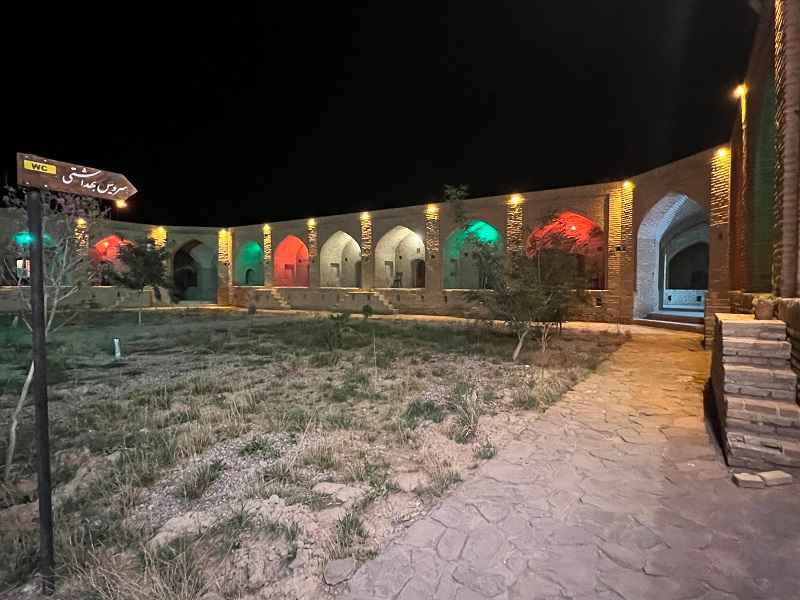 کاروانسرای لاسجرد در شب. ٰمنبع عکس: گوگل مپ. عکاس: Amirhossein Saadati