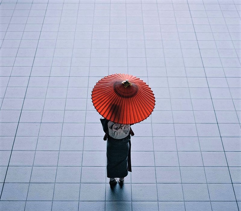 عکس زن ژاپنی با چتر نارنجی