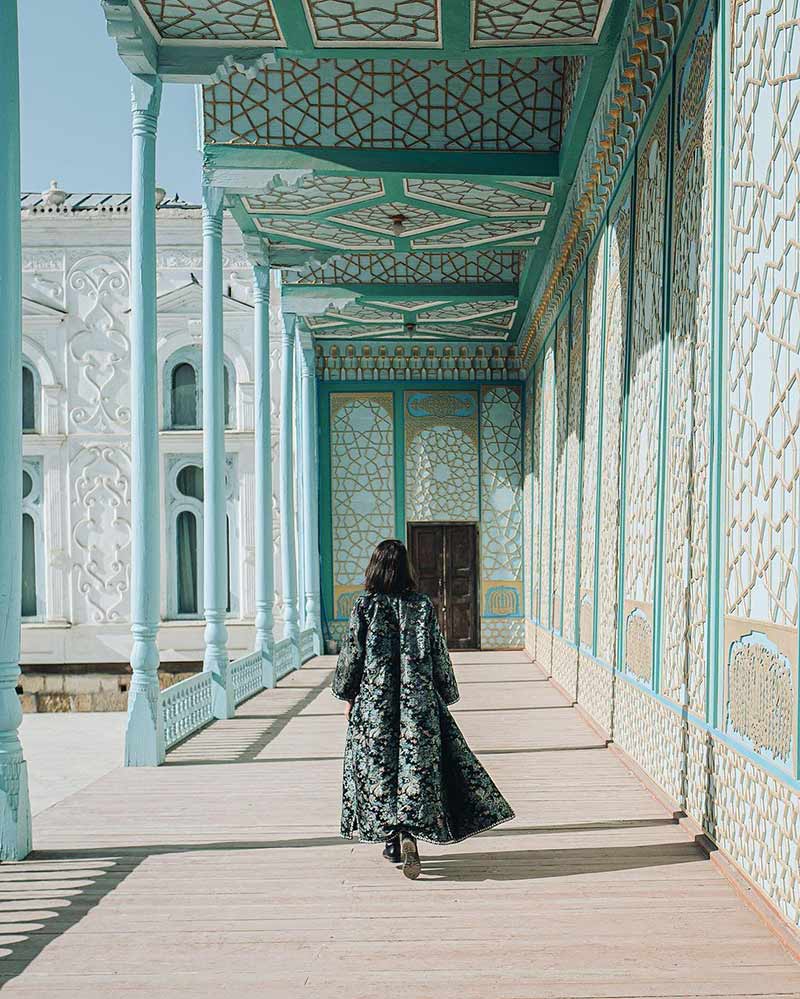 زنی در بنایی با معماری ایرانی در ازبکستان