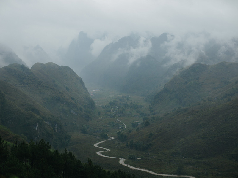 جاده‌ای کوهستانی و مه آلود و سبز در ویتنام