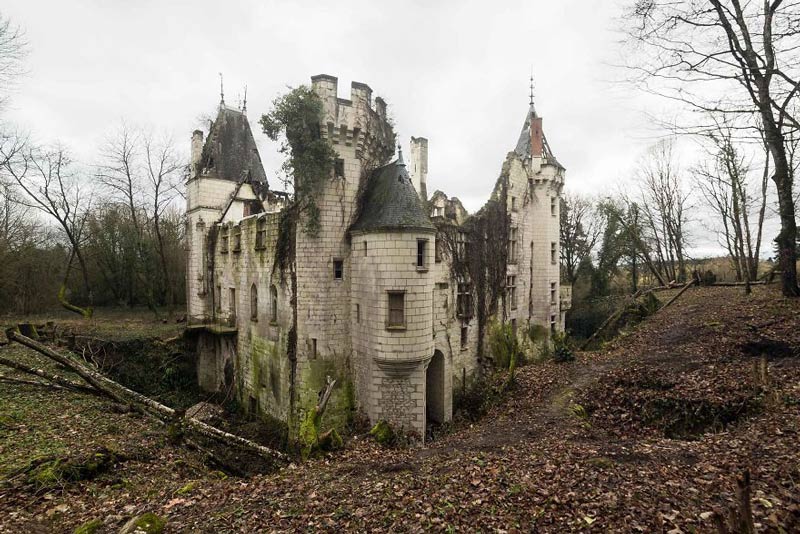 قلعه متروکه سفید رنگ و زیبایی در کشور فرانسه