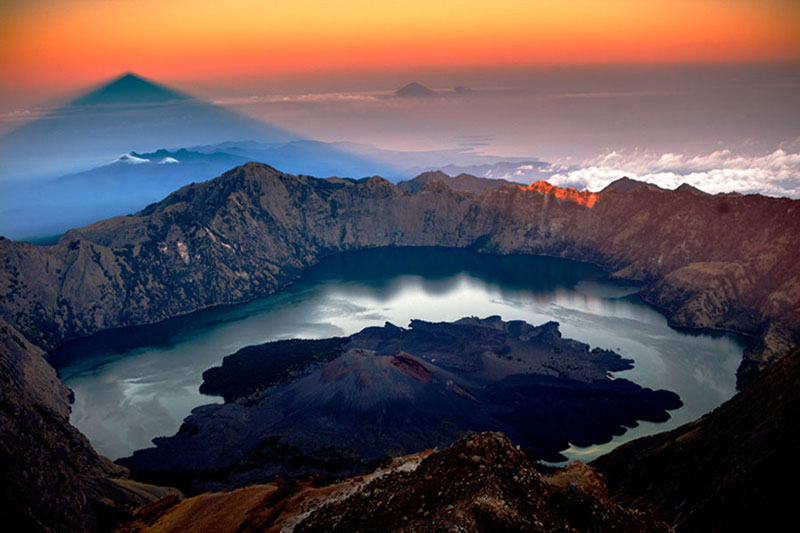 نمایی از کوه رینجانی (Gunung Rinjani) در اندونزی