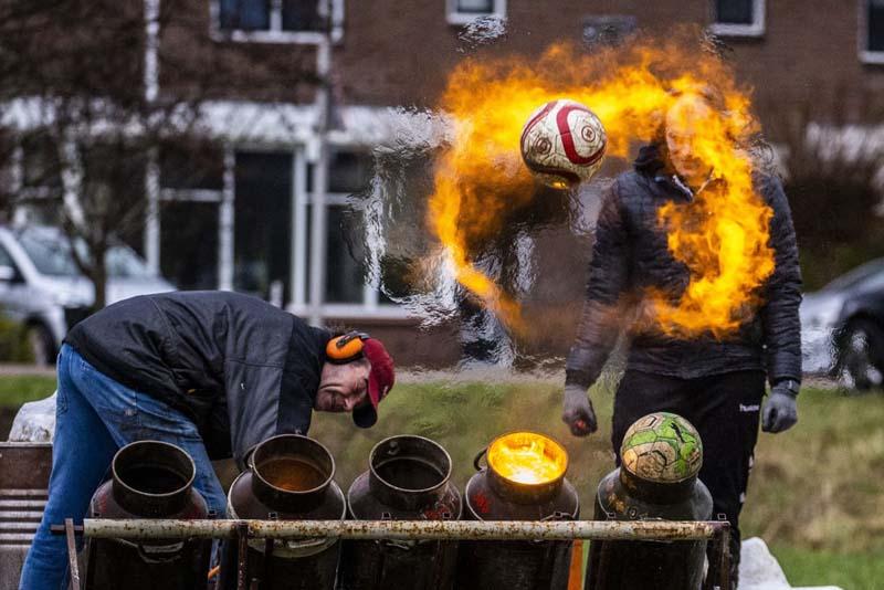 پرتاب توپ‌های فوتبال در جشن سنتی سال نو هلند