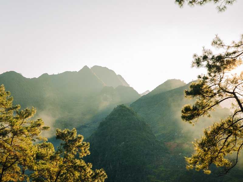 همزمانی مه و آفتاب در کوهستانی در ویتنام