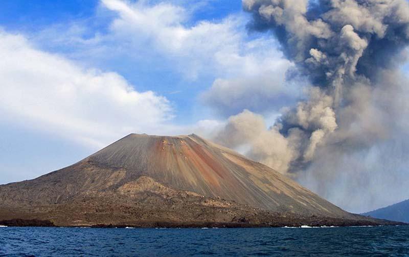  آتشفشان کراکاتوا (Mount-Krakatau)، یکی از فعال‌ترین آتشفشان‌های اندونزی