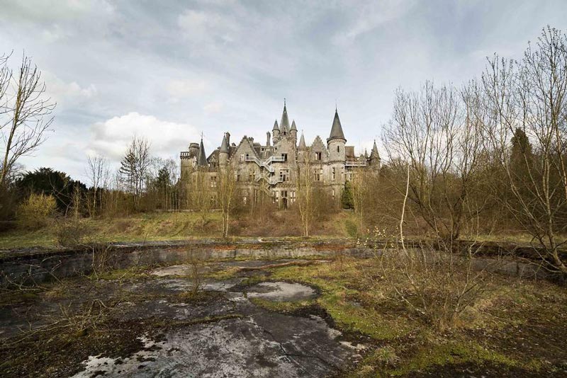 دورنمایی از یک قلعه متروکه در بلژیک